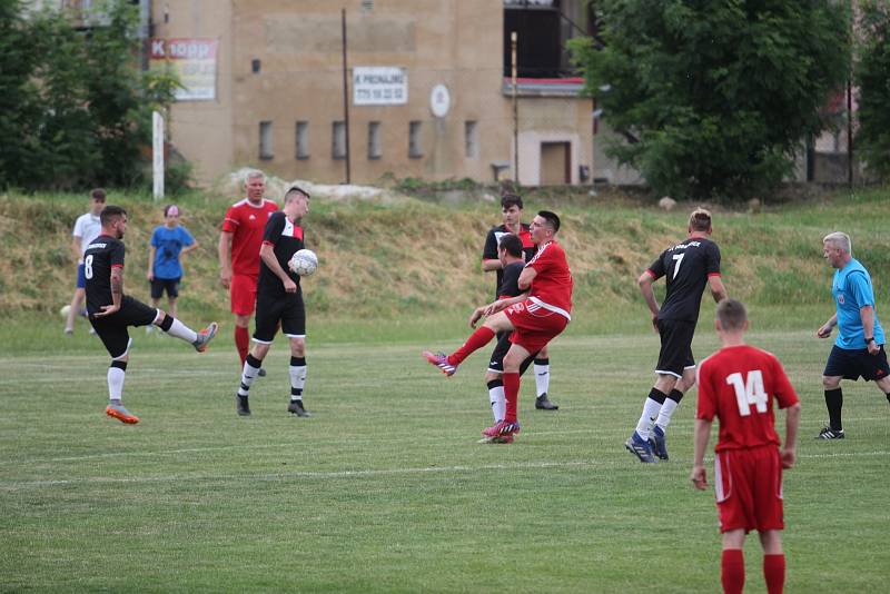 FK Novosedlice (v červeném) - SK Dobkovice 3:4