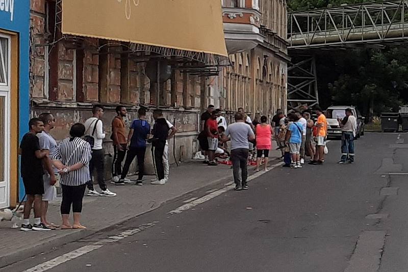 Romové vytvořili pietní místo v teplické ulici U Hřiště.