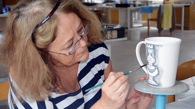 FOTO: Šikovné ruce změní bílý porcelán na výtvarné dílo - Teplický deník