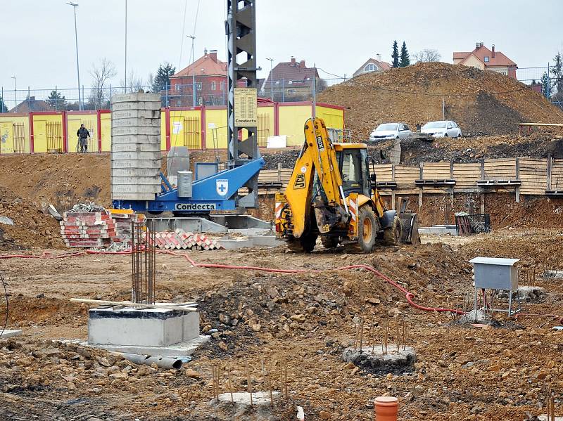 Stavba zimního stadionu v Teplicích.