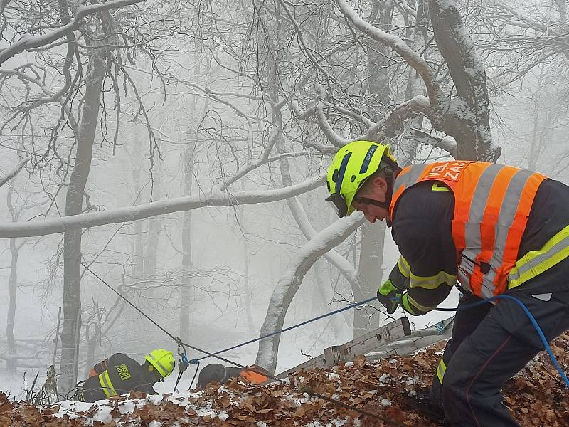 Nácvik záchrany osob po nehodě auta v prudkém srázu v horském terénu. Navíc v zimních podmínkách.