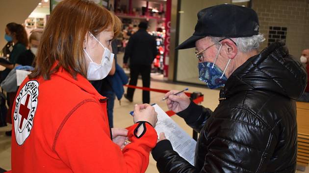 Očkovací centrum pro neregistrované v nákupním centru Fontána.