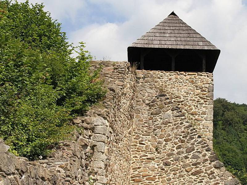 Hrad Krupka je veřejnosti přístupný po celý rok. Turisticky atraktivnější je v letních měsících.