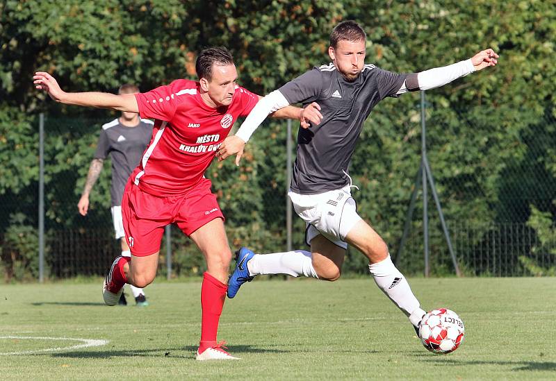 MOL Cup 2019 1. kolo - Fotbalisté Srbic (černobílí) podlehli v pohárovém utkání Královu Dvoru (červení) 1:2. Hrálo se na stadionu v Chlumci.