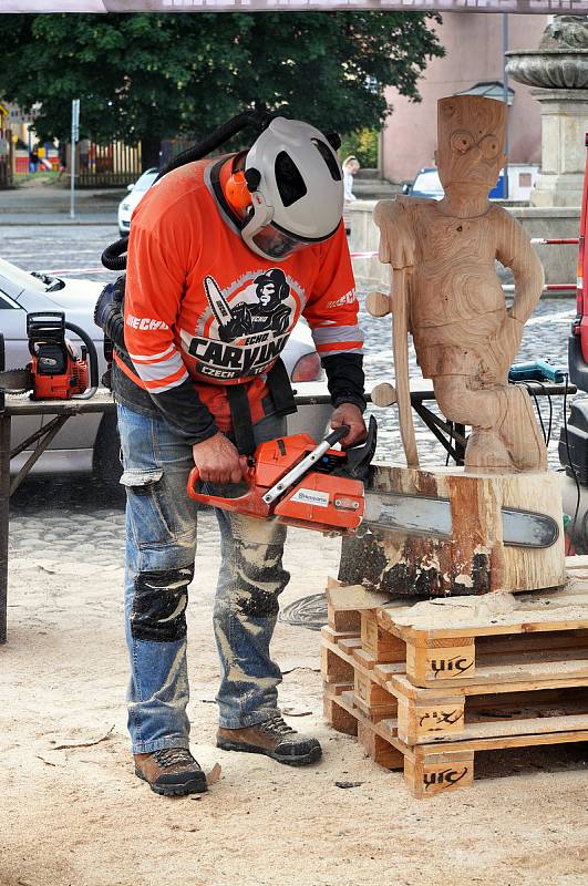 Malířský a řezbářský plenér 2019 na Mírovém náměstí v Bílině.