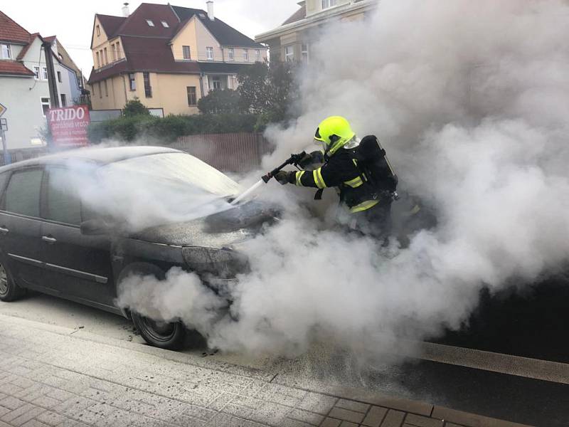 Požár auta v teplické ulici Jana Koziny.
