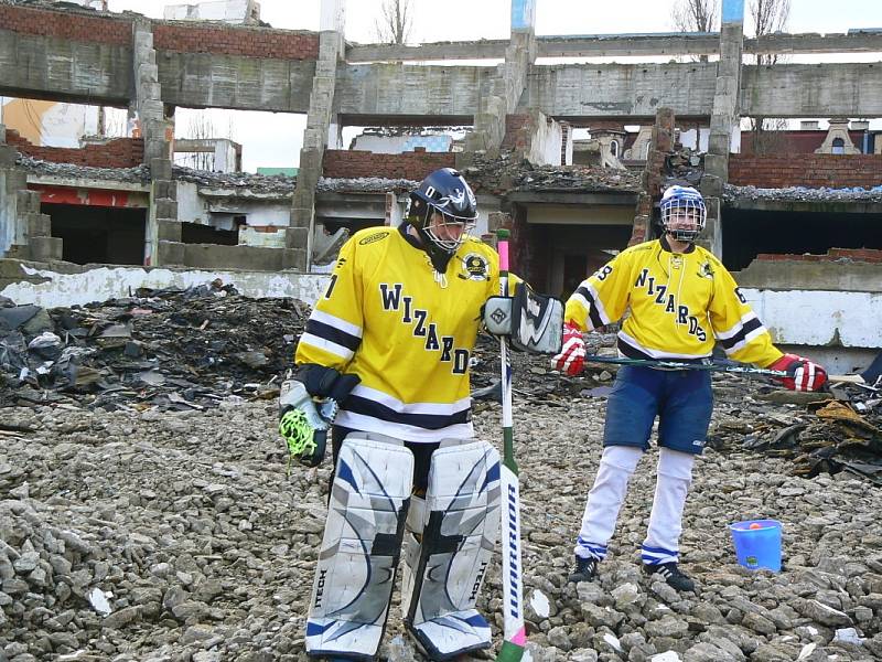 Hokejbalisté Wizards Krupka pózují na ruinách zimního stadionu