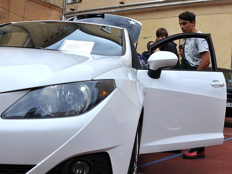 Dvůr teplické průmyslové školy se ve čtvrtek proměnil ve výstavní plochu. Konal se zde studentský autosalon.