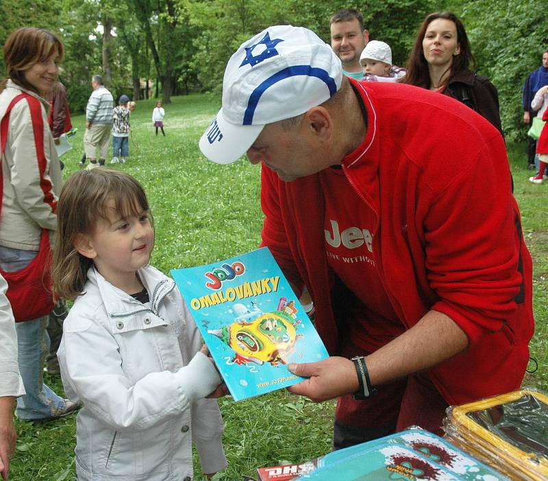 Den dětí oslavily děti s židovskou obcí v Teplicích v Lipové ulici v režii Divadelní společnosti Panoptikum Maxe Fische, 2010.