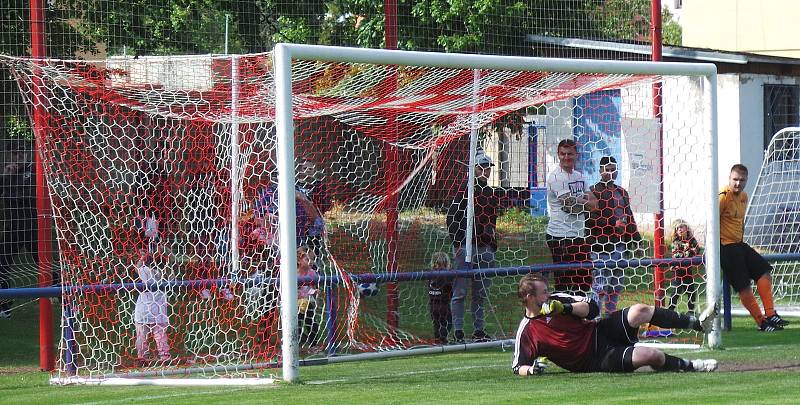 Utkání TJ Proboštov - Junior Děčín rozhodl až penaltový rozstřel, ve kterém byli úspěšní domácí. David Šnobr v brance domácích