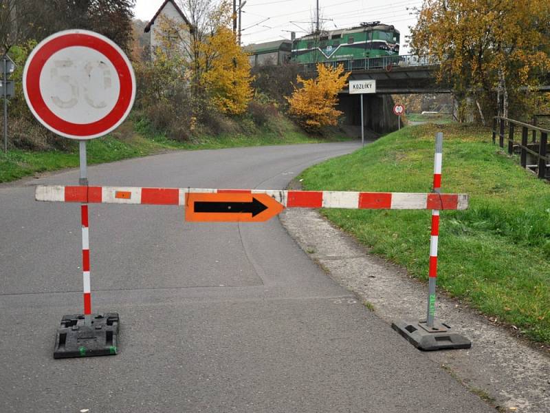 Nehoda dvou nákladních vlaků u Velvět na Teplicku. Jeden strojvůdce zemřel. 