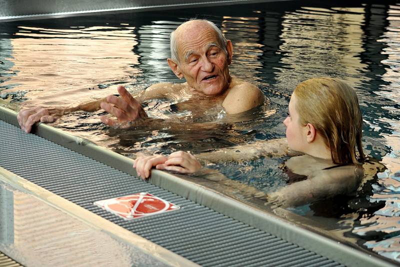 Foto ze soutěže ve štafetovém plavání seniorů „Přeplavme svůj La Manche“ v teplickém Beethovenu. V Teplicích se zapojili Senzační senioři - Klub Zvonkohra. Patronkou štafetového plavání je Lucie Leišová, přemožitelka Gibraltaru a nadšená podporovatelka pl