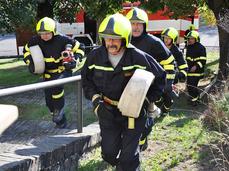 V kostele svatého Petra a Pavla v Jeníkově včera zasahovali hasiči. Z věže museli snést zraněného člověka. Nešlo o skutečný zásah, ale o cvičení. „Účastnili se ho dobrovolní hasiči a jednotka profesionálů ze stanice Duchcov,“ řekl mluvčí krajských hasičů 