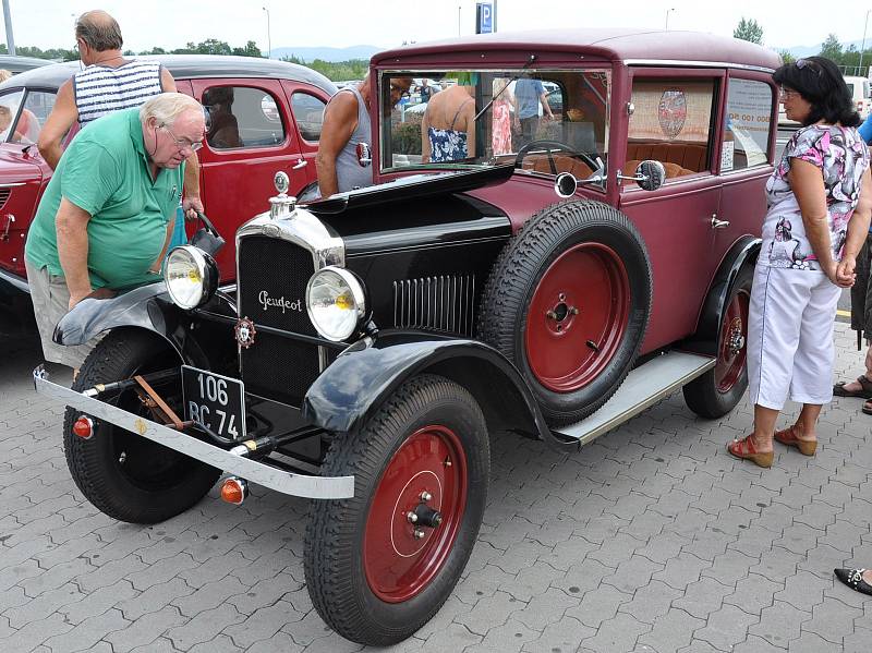 Ústecká veterán Rallye měla cíl první etapy v Teplicích u Obchodního centra Olympie.