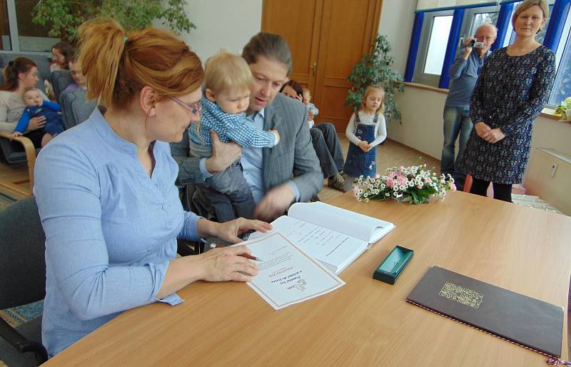 Vítání občánků proběhlo v obřadní síni Obecního úřadu v Proboštově.