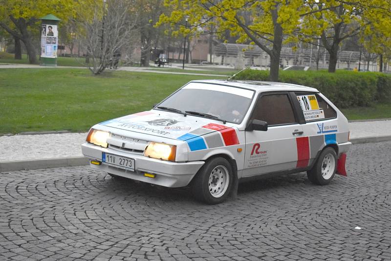 Závodní veteránská auta v Teplicích, v rámci Rallye Praha Revival, Memoriál Dalibora Janka 2022.