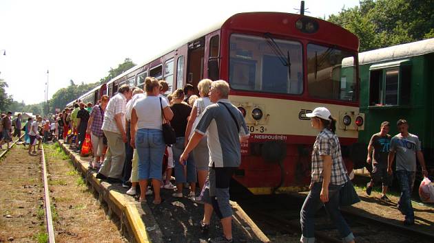 Vlaky do hor na trati Most - Moldava využívá spousta turistů i sportovců.