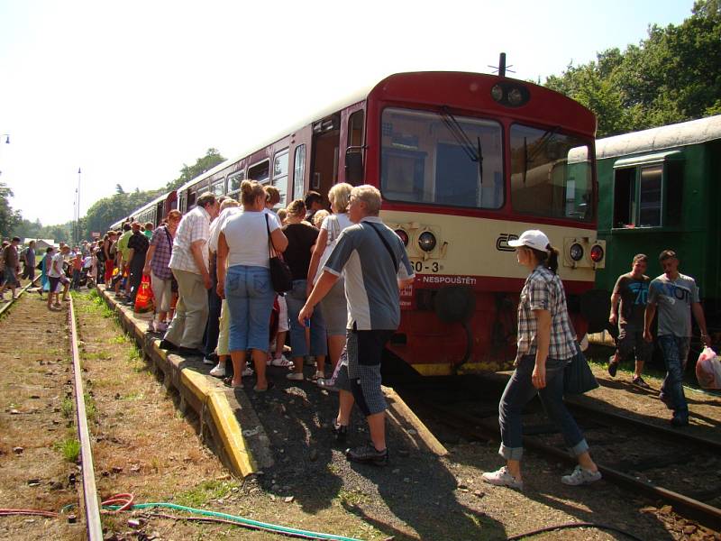 Vlaky do hor na trati Most - Moldava využívá spousta turistů i sportovců.