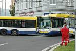 Nehoda autobusu a trolejbusu v centru Teplic