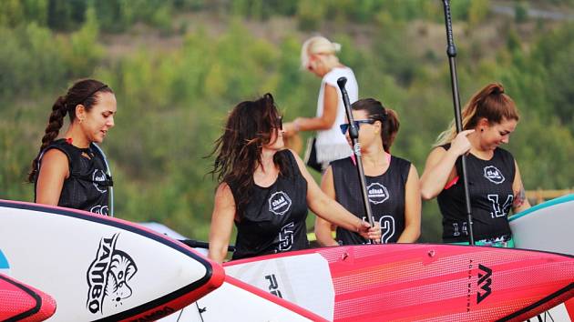 Na jezeře Milada se uskutečnil první ročník závodu na paddleboardech Milada SUP Race.