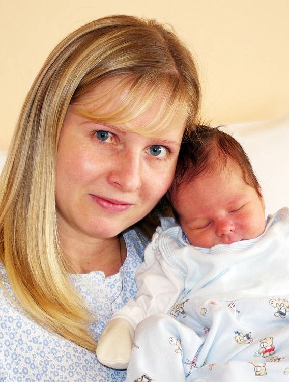 Mamince Martině Štorkové z Duchcova se 24. února ve 23.30 hod. v ústecké porodnici narodil syn Dominik Štork. Měřil 51 cm a vážil 3,40 kg.