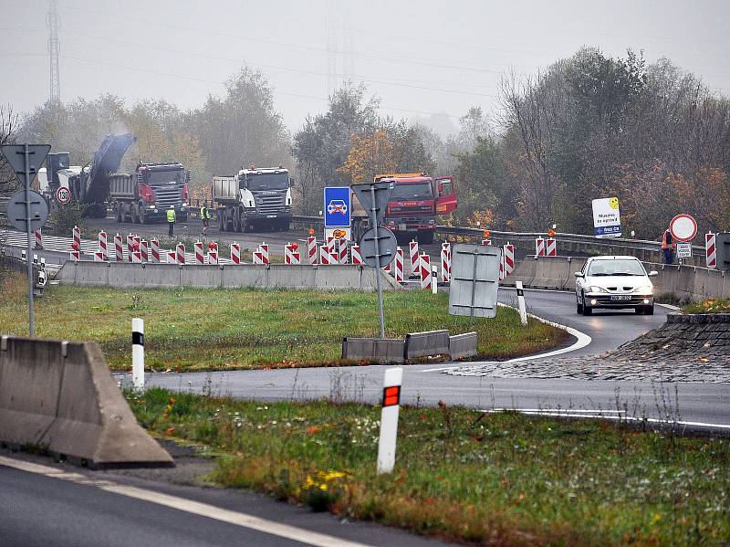 Silničáři mění asfaltový povrch na silnici I/63 nedaleko Bystřan.