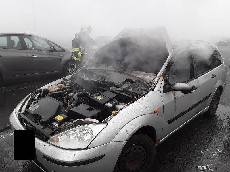 Před supermarketem Albert v Teplicích hořelo v neděli ráno auto.