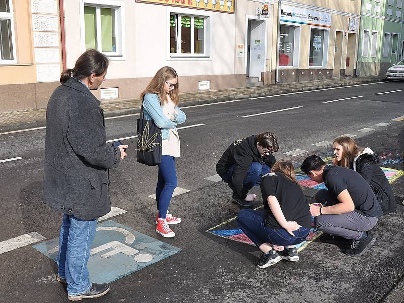 Tradičně Vlajku pro Tibet namalovali na silnici před Fokus Cafe v Teplicích.