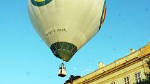 Ze Zámeckého náměstí v Teplicích odlétla na vyhlídkový let balonem výherkyně soutěže AniFestu.