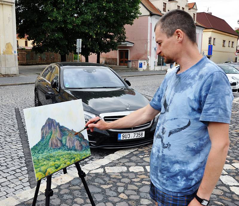 Malířský a řezbářský plenér 2019 na Mírovém náměstí v Bílině.