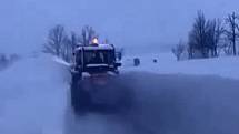 Frézování sněhu na Moldavě, místy ho tam je i dva metry.