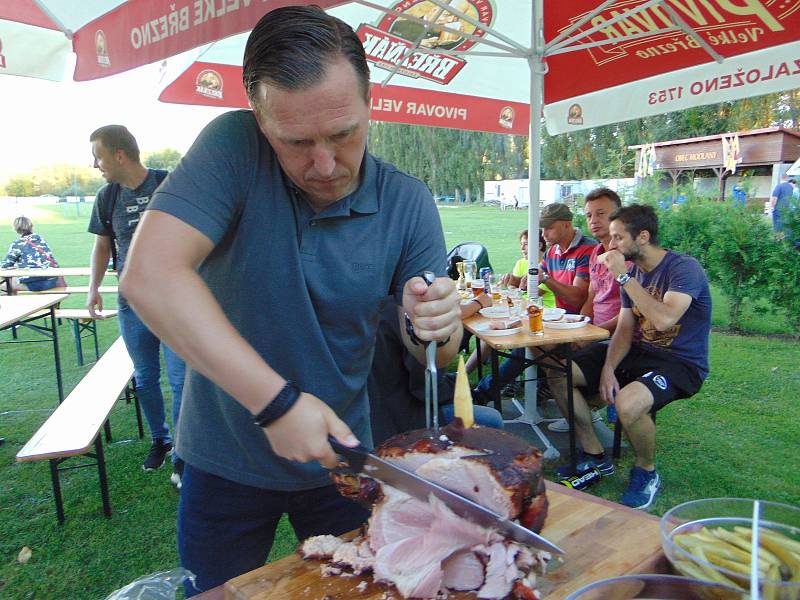 Legenda teplického a také modlanského fotbalu Michal Doležal oslavil před a hlavně po zápase se Žatcem čtyřicáté narozeniny.