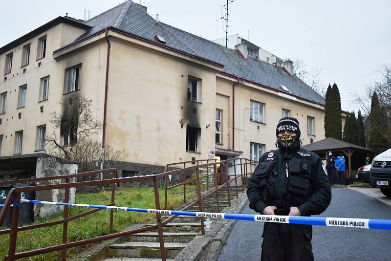 Vyhořelý byt v domě s pečovatelskou službou v Krupce