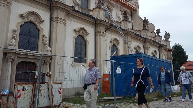 Rekonstrukční práce na kostele v areálu kláštera Osek.