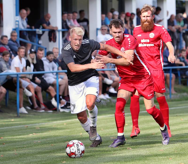 MOL Cup 2019 1. kolo - Fotbalisté Srbic (černobílí) podlehli v pohárovém utkání Královu Dvoru (červení) 1:2. Hrálo se na stadionu v Chlumci.