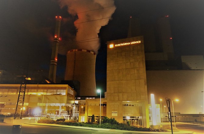 Přemýšlíte nad tím, jak vypadá nasvícená elektrárna?  Tak navštivte  nejvyšší oficiální rozhlednu v České republice v podvečerním čase.