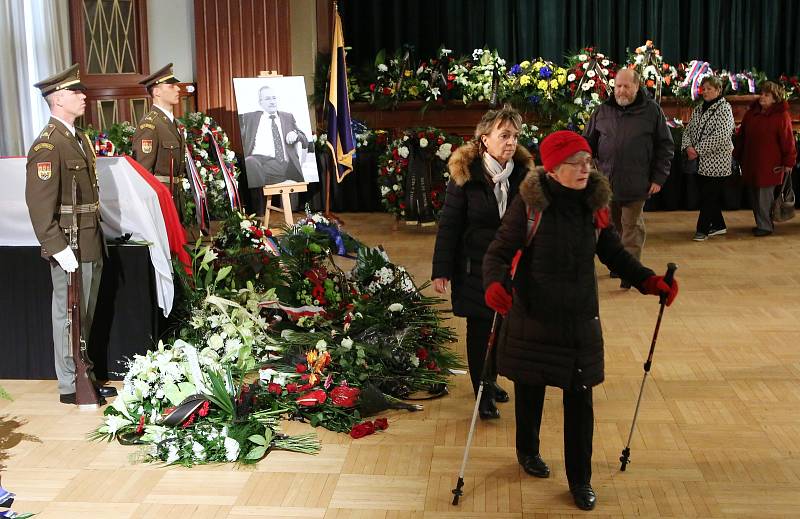 Poslední sbohem pro Jaroslava Kuberu proběhlo v Krušnohorském divadle. Rozloučit se s ním dorazily i politické špičky včetně prezidenta a premiéra České republiky.