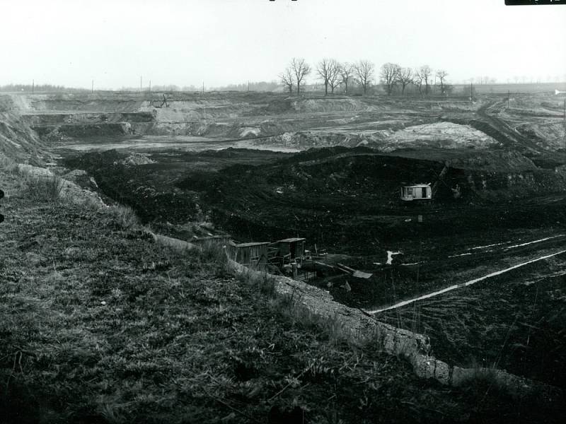1957 - V prostoru mezi Jeníkovem, Košťany a Hrobem zahájil činnost hnědouhelný lom Barbora. Roční těžby uhlí se pohybovaly kolem 0,5 mil. t, skrývky zhruba 3 mil. m3.
