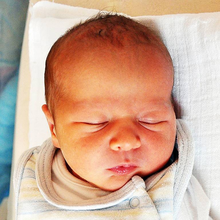 Jan Bačík se narodil Lence Vaškové z Hudcova 10. března ve 23.45  hod. v teplické porodnici. Měřil 48 cm a vážil 3,15 kg.
