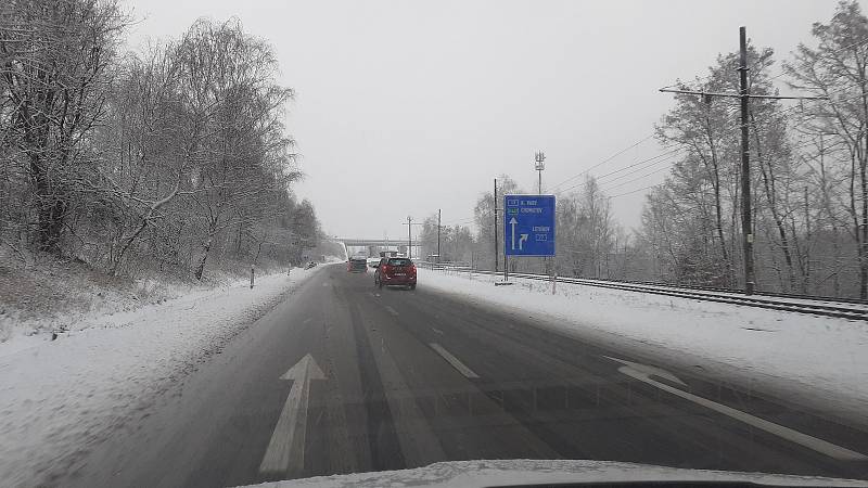 Takto to ráno vypadalo na silnici I/13 mezi Teplicemi a Chomutovem. Podobná situace panovala i na ostatních komunikacích v kraji.