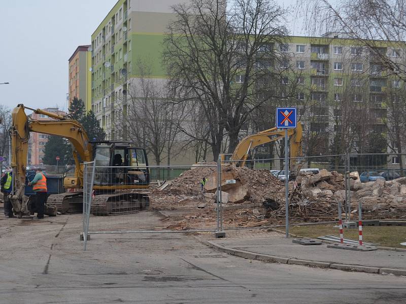 Po bývalém hotelu Imperátor v teplické části Trnovany už zůstaly jen hromady cihel.