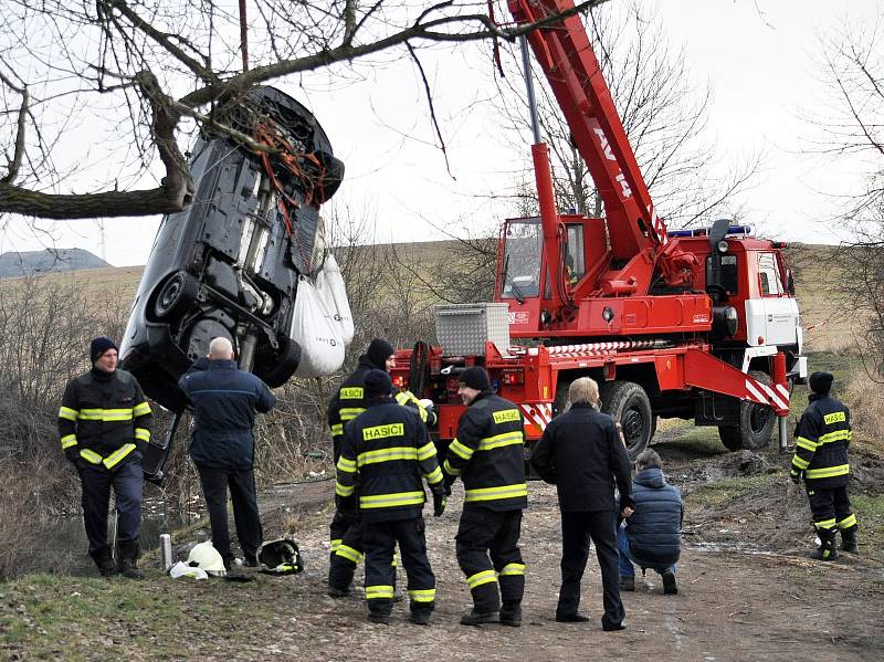 Vyprošťování potopeného osobního automobilu z oprámu Vápenka