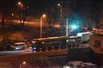 Teplice, pondělí 29. listopadu, jiskřící trolejbus v ulicích.
