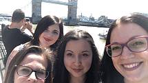 Michaela Hadravová (druhá zleva) se svými kamarádkami na výletě v Londýně, kde v sobotu řádili teroristé. 