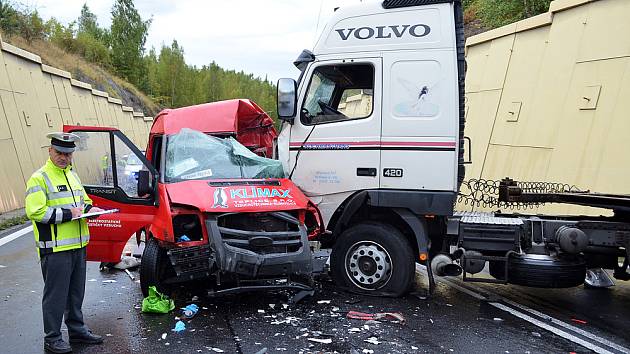 Tragická nehoda u Bžan na E55 (okres Teplice). Zemřel řidič dodávky.