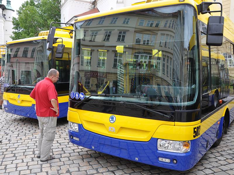 Představení nových hybridních trolejbusů v Teplicích.