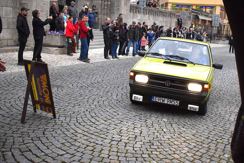 Závodní veteránská auta v Teplicích, v rámci Rallye Praha Revival, Memoriál Dalibora Janka 2022.