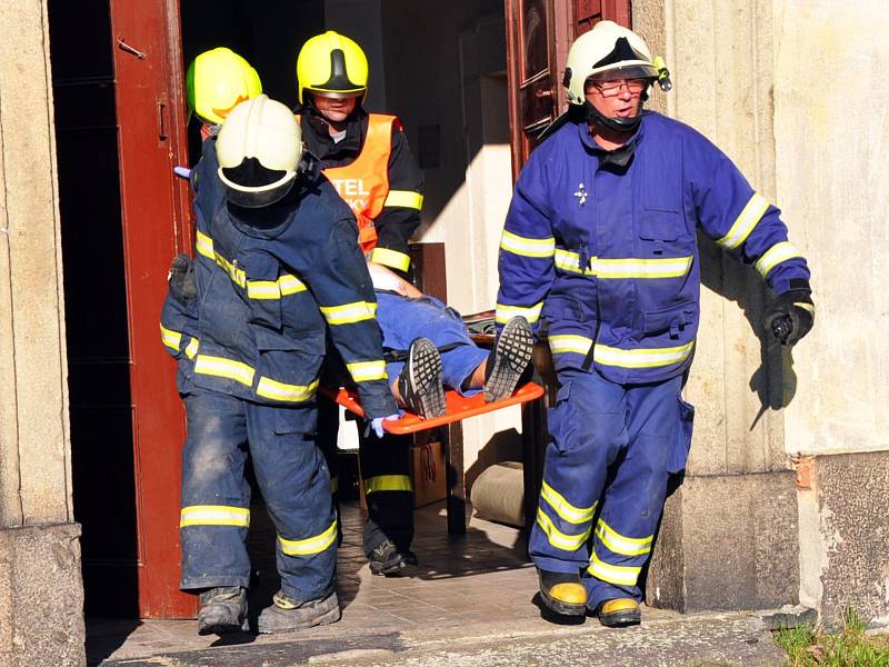 V kostele svatého Petra a Pavla v Jeníkově včera zasahovali hasiči. Z věže museli snést zraněného člověka. Nešlo o skutečný zásah, ale o cvičení. „Účastnili se ho dobrovolní hasiči a jednotka profesionálů ze stanice Duchcov,“ řekl mluvčí krajských hasičů 