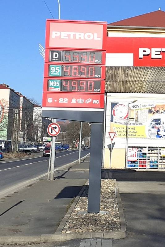 Petrol Prosetice. Nafta 49.90 a Natural 48.90 korun. Ceny pohonných hmot v Teplicích, dopoledne 11. 3. 2022