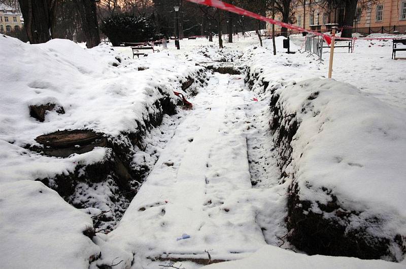 Rozkopaný šanovský park. Měnil se termální řad